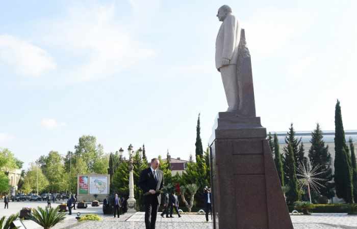 Le président Ilham Aliyev se receuille devant le monument du leader national Heydar Aliyev