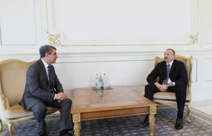 Le président azerbaïdjanais Ilham Aliyev reçoit l’ancien président bulgare Rossen Plevneliev