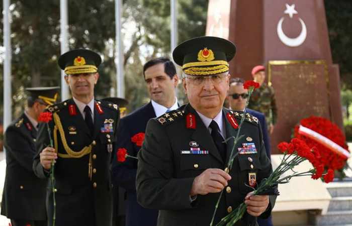 Le commandant de la gendarmerie turque visite les allées d’Honneur et des Martyrs