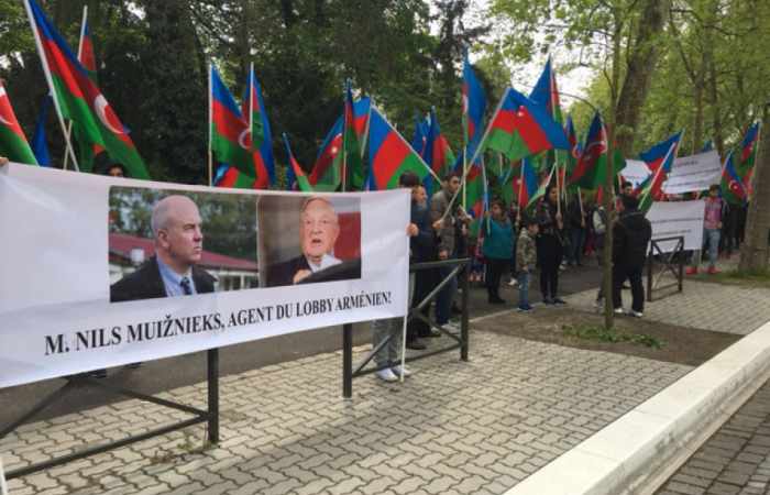 Aserbaidschanische Diaspora protestiert vor dem PACE Gebäude in Straßburg