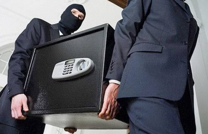 Bakıda içi pulla dolu seyf oğurlanıb
