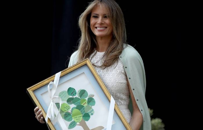 Mme Trump remercie Pamela Anderson pour son cadeau russe