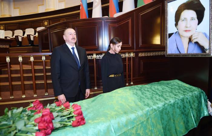 Le président de la République rend un dernier hommage à l'académicienne Rafiga Aliyeva

