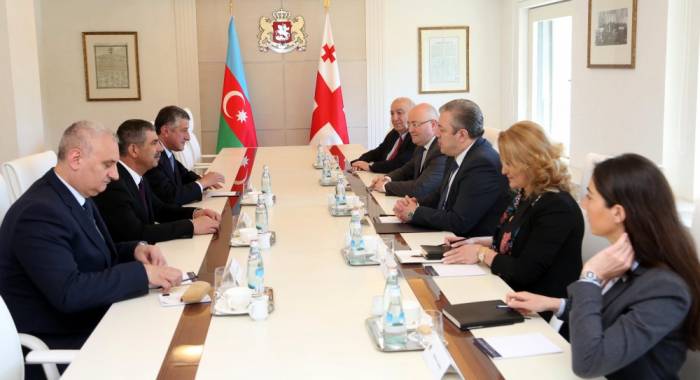 Le ministre azerbaïdjanais de la Défense accueilli par le Premier ministre géorgien à Tbilissi