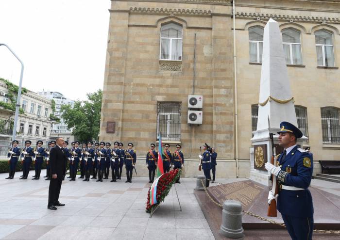Ilham Aliyev visite le monument érigé à la gloire de la République démocratique d’Azerbaïdjan - PHOTOS