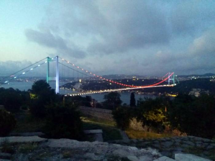 İstanbul boğazı Azərbaycan bayrağına büründü - FOTO