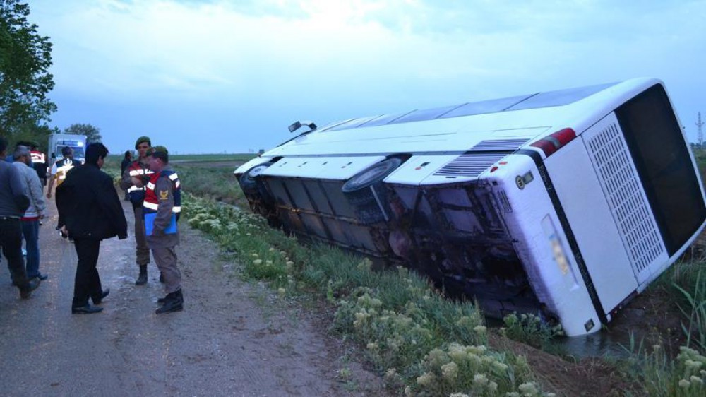 Əsgərləri daşıyan avtobus aşdı: 47 yaralı