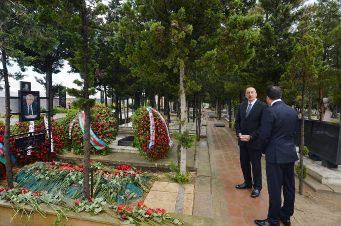 Le président Ilham Aliyev a visité la tombe du défunt ministre de l’Energie Natig Aliyev
