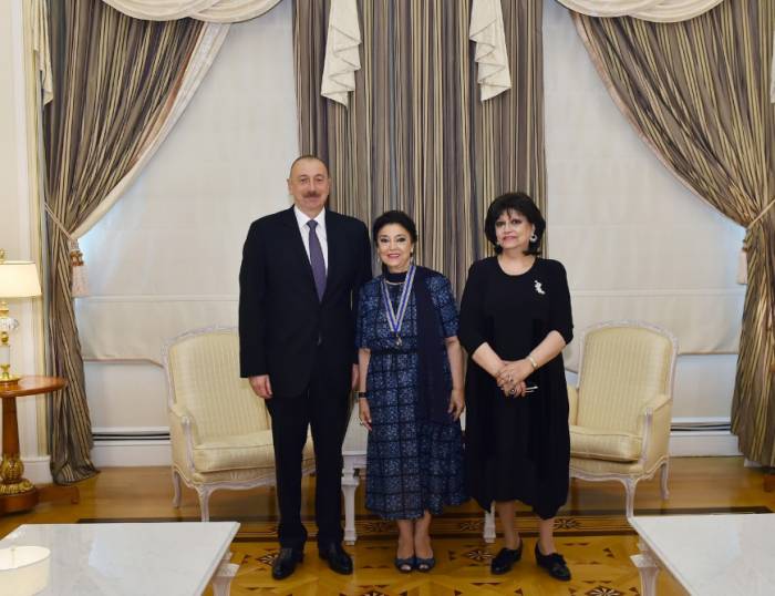 Prezident Qasımova bacıları ilə görüşüb - FOTOLAR (YENİLƏNİB)