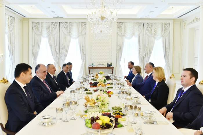 Moldova Prezidentinin şərəfinə rəsmi nahar verilib Moldova Prezidentinin şərəfinə rəsmi nahar verilib