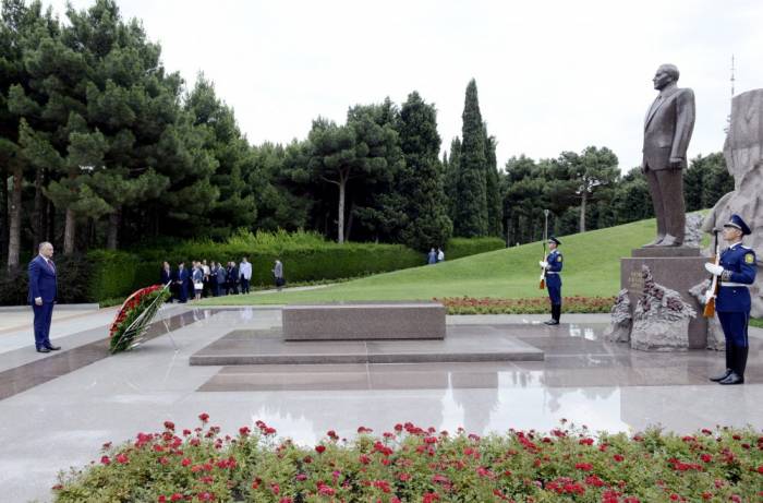 Le président moldave visite la tombe du leader national Heydar Aliyev