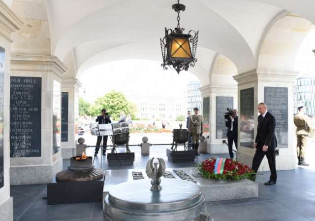 President Ilham Aliyev visited the Tomb of the Unknown Soldier in Warsaw
