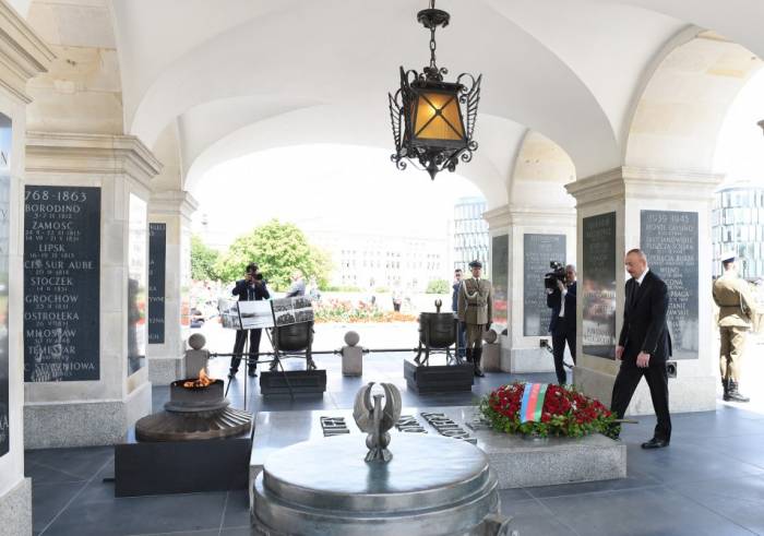 Le président Ilham Aliyev visite la tombe du Soldat inconnu