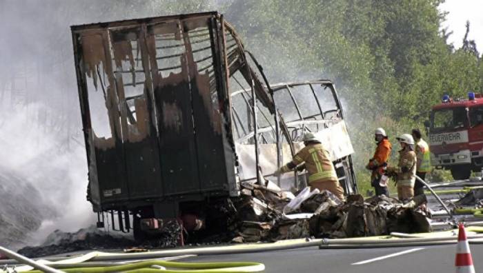 Almaniyada avtobus yanıb, 18 nəfər ölüb