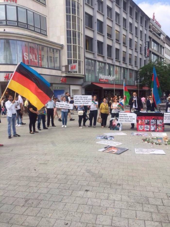 In Hannover lebende Aserbaidschaner protestieren gegen militärische Provokation Armeniens