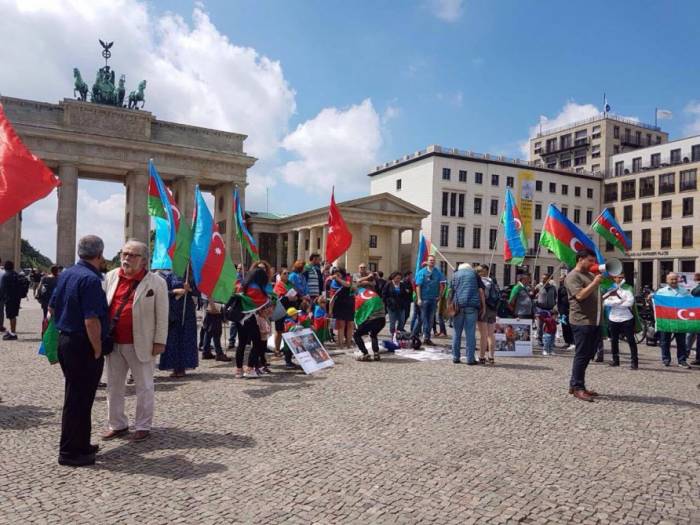 Aserbaidschaner protestieren gegen armenisches Bombardement vor dem Brandenburger Tor