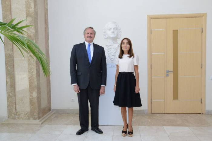 Robert Cekuta ist zu Gast in der Bakuer Filiale der Moskauer Staatlichen Universität