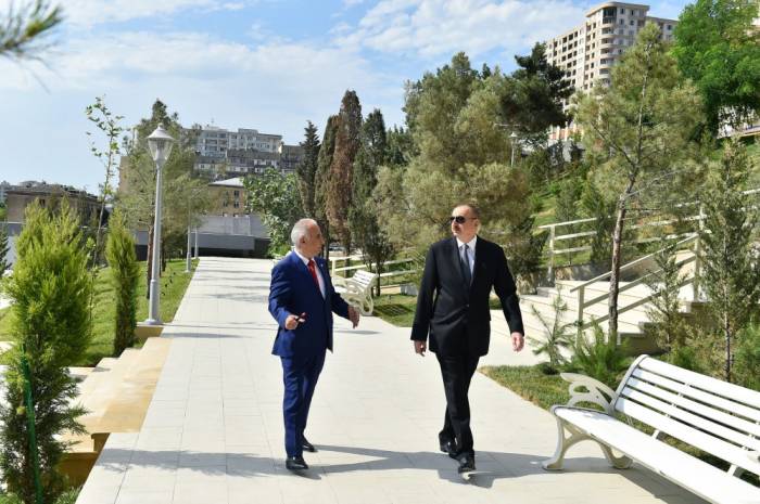 Bakou: Ilham Aliyev visite un nouveau parc aménagé dans l’arrondissement de Yassamal