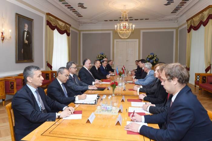Treffen zwischen Staatspräsident Ilham Aliyev und Lettlands Präsident Raimonds Vējonis im erweiterten Format
