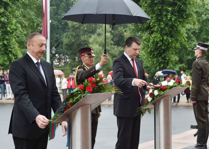 Ilham Aliyev visite le Monument de la Liberté à Riga - PHOTOS
