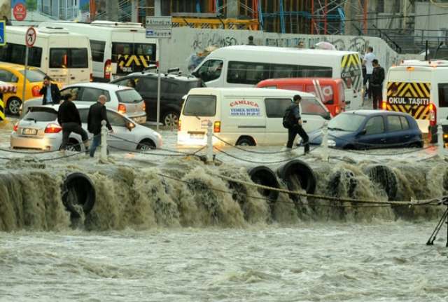 Heavy rainfall causes floods in Istanbul