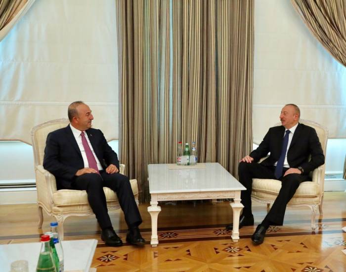 Ilham Aliyev empfängt türkischen Außenminister Mevlut Cavusoglu