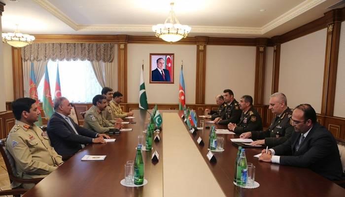 Aserbaidschans Verteidigungsminister traf sich mit der pakistanischen Delegation