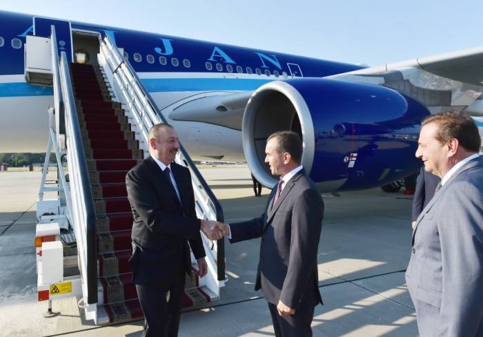 Staatspräsident Ilham Aliyev zu Arbeitsbesuch in Russland eingetroffen