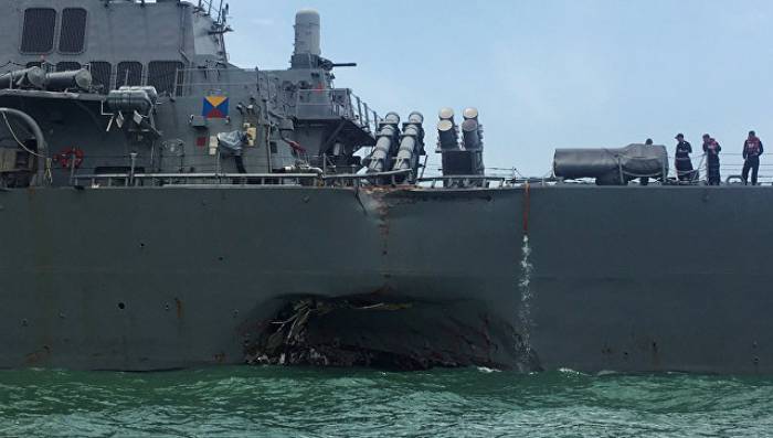 ABŞ-ın hərbi gəmisi tankerlə toqquşub: 10 əsgər itib, 5-i yaralanıb - (VİDEO)