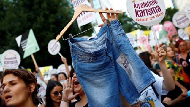 Turkish women march in rights protest in Istanbul
