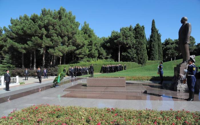 Präsident von Turkmenistan besucht Ehrenallee
