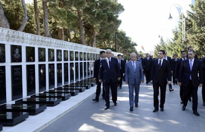 Präsident Gurbanguly Berdimuhamedow besucht Märtyrerallee
