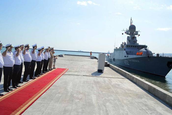 Des navires militaires russes quittent le port de Bakou
