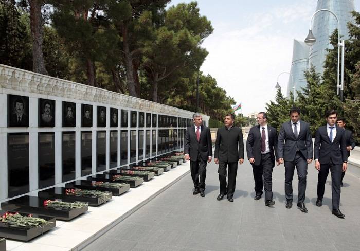 Le chef de la diplomatie bolivienne visite les allées d’Honneur et des Martyrs