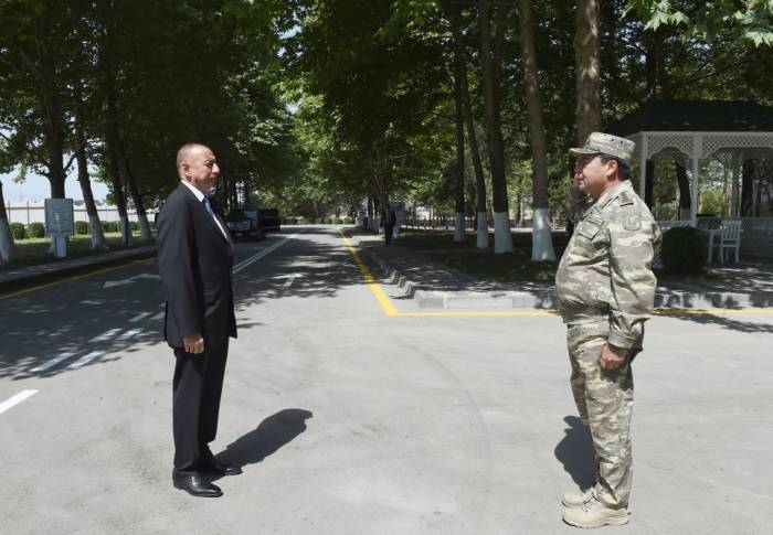 Präsident, Oberbefehlshaber Ilham Aliyev macht sich mit mobilem Feldlazarett des Verteidigungsministeriums vertraut
