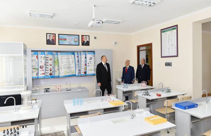 Staatspräsident Ilham Aliyev weiht im Khatai Stadtbezirk neues Schulgebäude ein