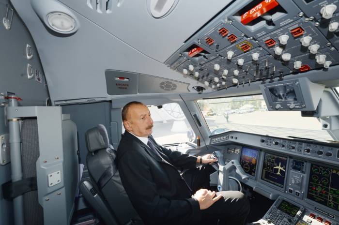 Ilham Aliyev se familiarise avec le premier avion Embraer 190 de la compagnie aérienne Buta Airways - PHOTOS