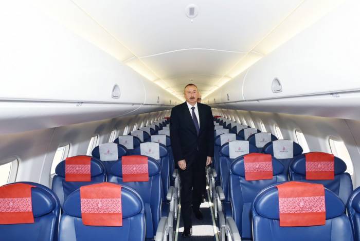 Ilham Aliyev inspiziert neu gebrachtes Flugzeug "Embraer 190" von Buta Airways