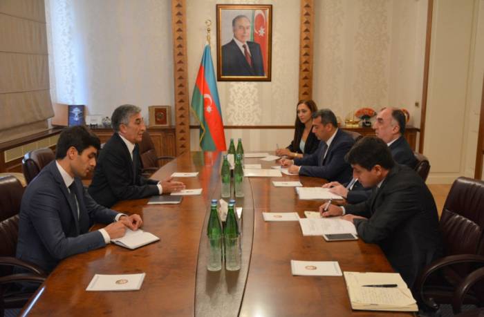 Le nouvel ambassadeur tadjik remet la copie figurée de ses lettres de créance à Elmar Mammadyarov