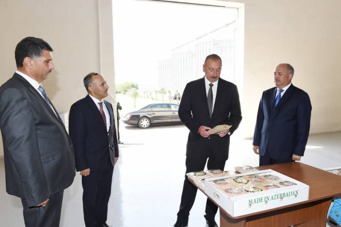 Ilham Aliyev weiht Unternehmen für Reinigung und Verpackung von Körner- und Hülsenfrüchten in Jalilabad ein