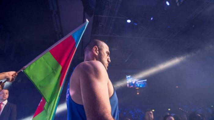 Aserbaidschans Boxer Majidov feiert seinen dritten WM-Titel
