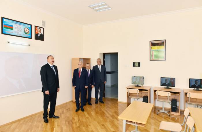 Ilham Aliyev visite l'école secondaire n° 74 à Bakou après la reconstruction - PHOTOS
