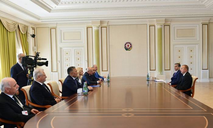 Staatspräsident Ilham Aliyev empfängt eine Gruppe von Teilnehmern der Baku-Sitzung des Rates von Leitern der Obersten Finanzaufsichtsbehörden von GUS-Staaten