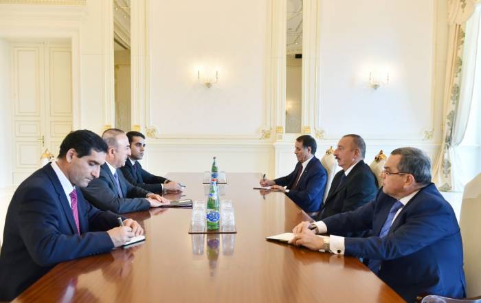 Ilham Aliyev empfängt türkischen Außenminister