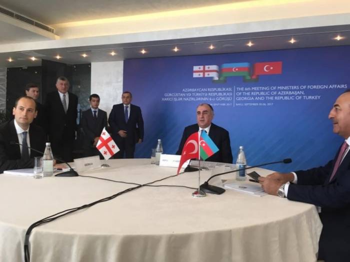 Trilaterales Treffen der aserbaidschanischen, türkischen, georgischen Außenminister in Baku gestartet