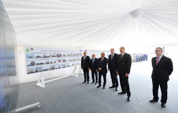 Ilham Aliyev besucht Präsentation des Unterwasser-Bauschiffes "Chankändi"
