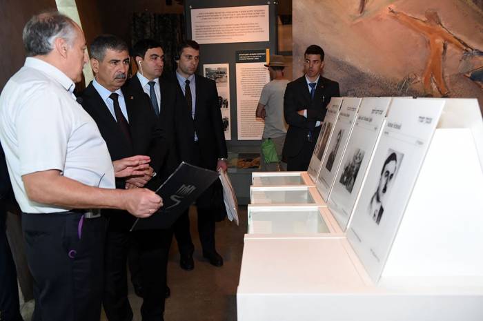 Le ministre azerbaïdjanais de la Défense visite le mémorial de l'Holocauste