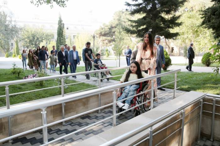 Vizepräsidentin der Heydar Aliyev Stiftung Leyla Aliyeva besucht Staatliche Kunstakademie