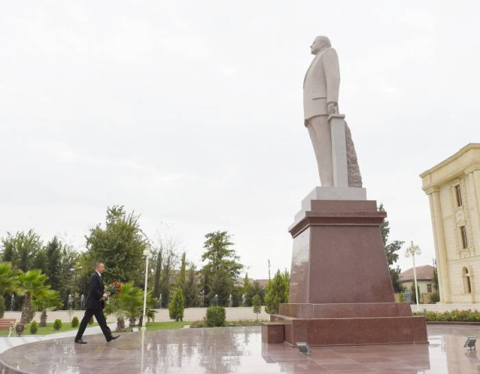 Le président Ilham Aliyev arrive dans la région de Salyan
