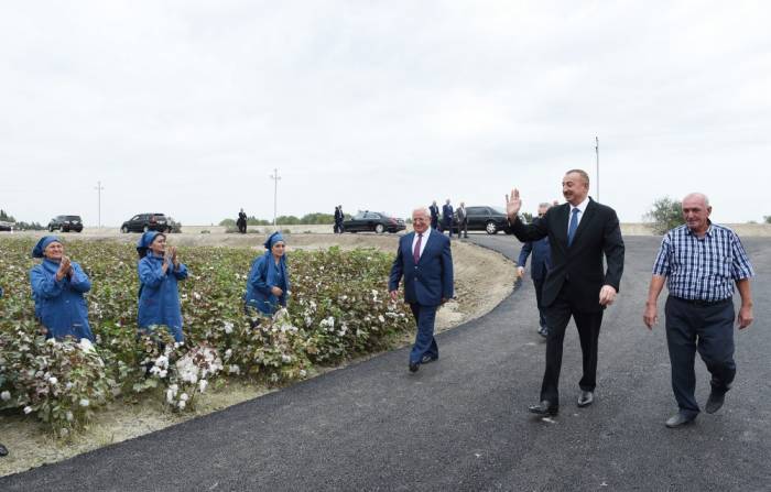 Le président Ilham Aliyev visite un champ de coton à Neftchala
